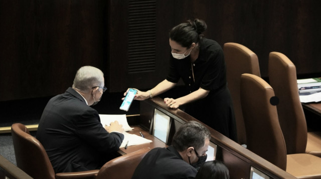 אמילי מואטי משמיעה לנתניהו את ההקלטה (צילום: דני שם טוב, דוברות הכנסת)