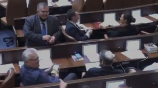 ח"כ דוד ביטן מחלק סוכריות במליאת הכנסת (צילום: צילום מסך ערוץ כנסת)