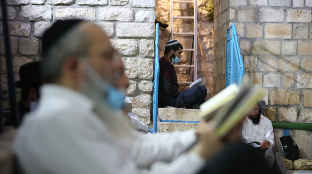 מתפללים בתשעה באב (צילום: דוד כהן, פלאש 90)