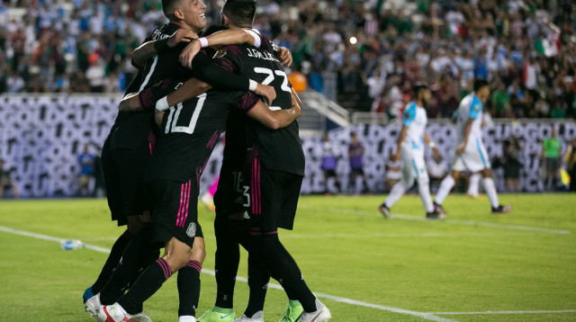 שחקני נבחרת מקסיקו חוגגים (צילום: ANDY JACOBSOHN/AFP via Getty Images)