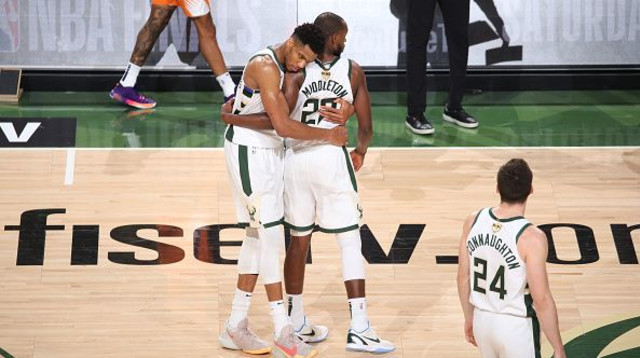 כריס מידלטון, יאניס אנטטוקמפו (צילום: Gary Dineen/NBAE via Getty Images)