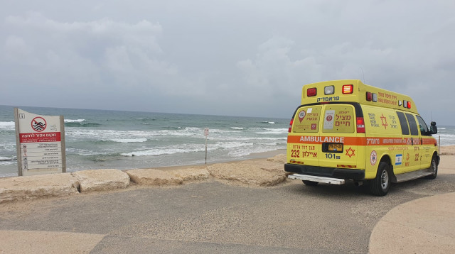 אמבולנס מד"א בהערכות לעומס החום (צילום: דוברות מד"א)