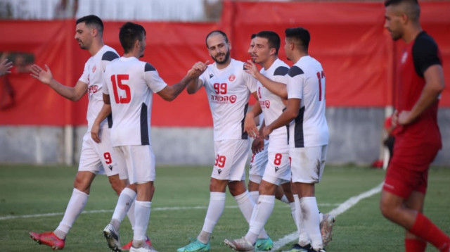 שחקני הפועל תל אביב חוגגים (צילום: )