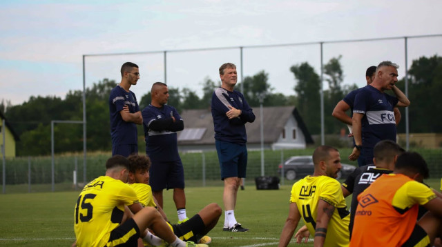 ארווין קומאן עם שחקני בית"ר ירושלים (צילום: בית"ר ירושלים, האתר הרשמי)