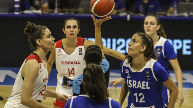נבחרת העתודה נשים נגד ספרד בצ'לנג'ר בהונגריה (צילום: FIBA)