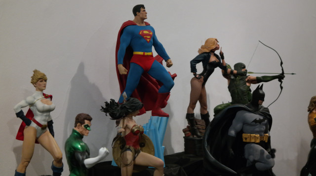 פסלי DC ב"קומיקס קון ישראל" (צילום: ניב גילינסקי)