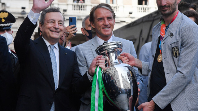 ג'ורג'ו קייליני, רוברטו מנצ'יני וראש ממשלת איטליה מריו דראגי (צילום: TIZIANA FABI/AFP via Getty Images)