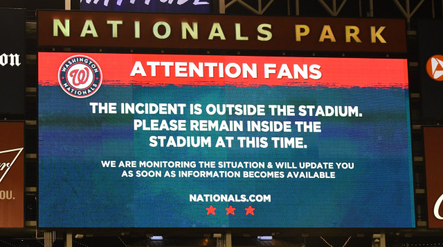 ירי נשמע מחוץ לאצטדיון, המשחק הופסק (צילום: Mitchell Layton/Getty Images)