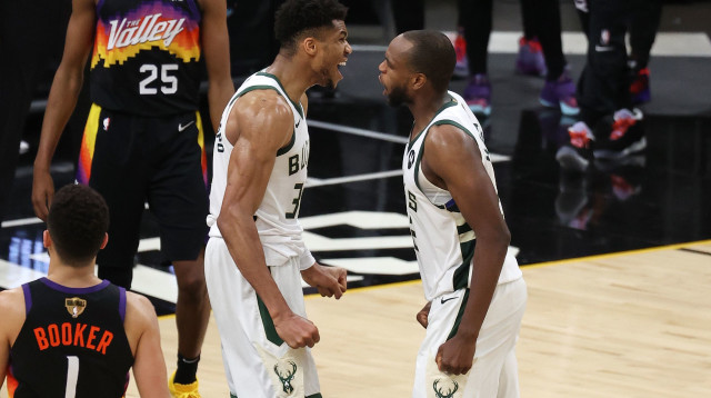 יאניס אנטטוקומפו וכריס מידלטון (צילום: Ronald Martinez/Getty Images)