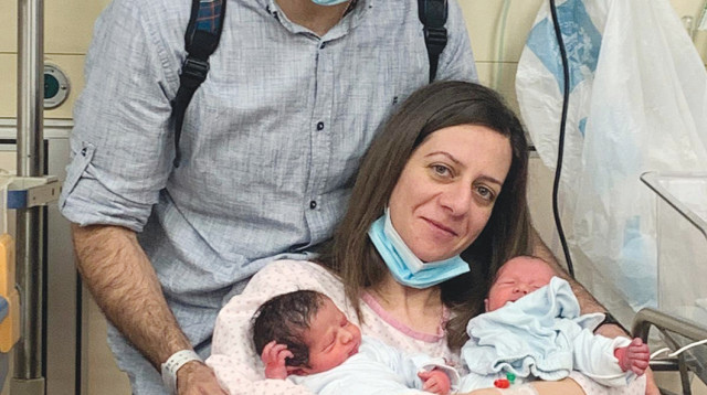 בני הזוג עם התאומים (צילום: דוברות הדסה עין כרם)