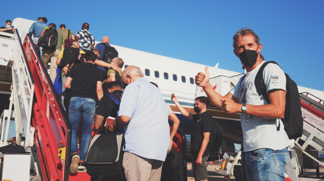 שחקני ברצלונה בעלייה למטוס לישראל (צילום: באדיבות 7MTR)