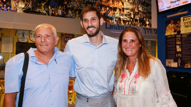 עומרי כספי לצד הוריו (צילום: קובי אליהו)