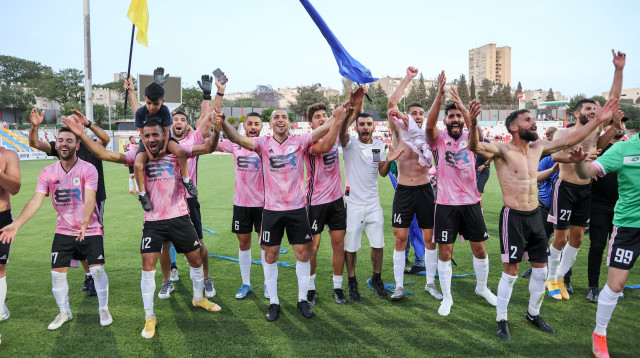 שחקני בני ריינה חוגגים (צילום: דני מרון‎)