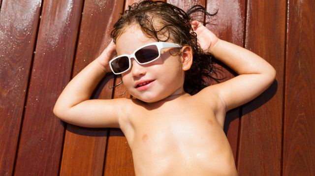 ילד משתזף (אילוסטרציה, למצולם אין קשר לנאמר בכתבה) (צילום: אינגאימג')