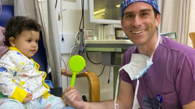 פרופ' שחר פרנקל והתינוקת מייאר (צילום: דוברות הדסה עין כרם)