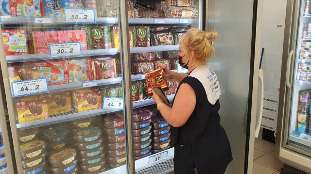 עובדת יונילוור מסדרת גלידות במקפיא (צילום: שי מכלוף, וואלה!)