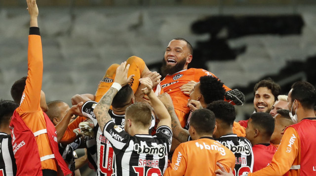 אתלטיקו מיניירו חוגגת ניצחון בדו קרב פנדלים (צילום: BRUNA PRADO/POOL/AFP via Getty Images)