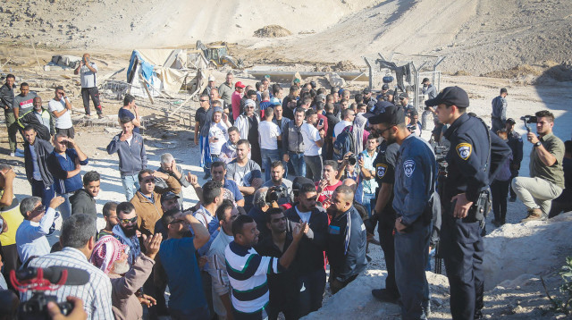 תושבי חאן אל אחמר ושוטרים בזמן ההריסה (צילום: פלאש 90)