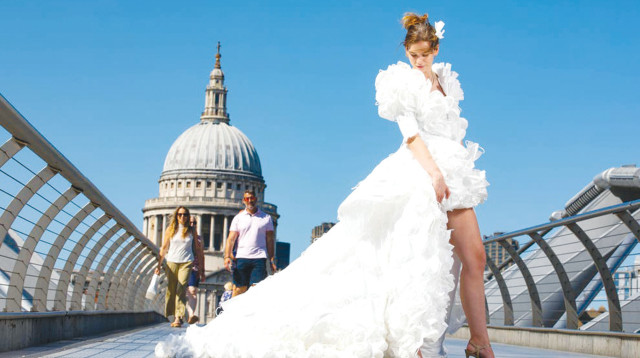 שמלת מסיכות הקורונה על רקע קתדרלת סנט פול בלונדון  (צילום: דיוויד פארי)