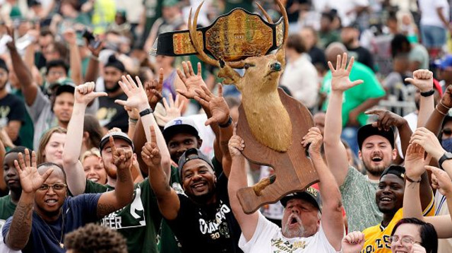 אוהדי מילווקי חוגגים אליפות (צילום: Patrick McDermott / Stringer)