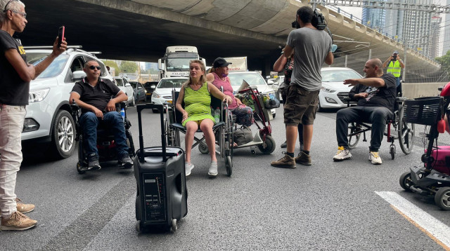 הנכים חוסמים את איילון (צילום: דוברות קבוצות מחאת הנכים המחודשת)