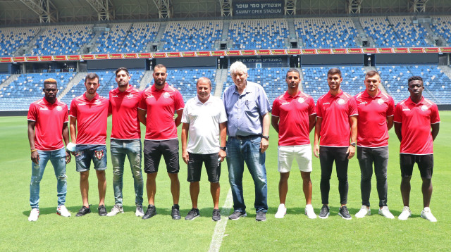 יואב כץ, אלישע לוי ושמונת שחקני הרכש (צילום: לילך וייס)