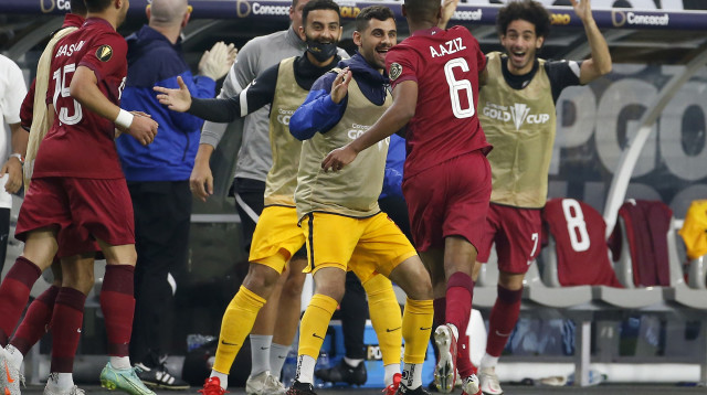 שחקני נבחרת קטאר חוגגים (צילום: Ralph Freso/Getty Images)