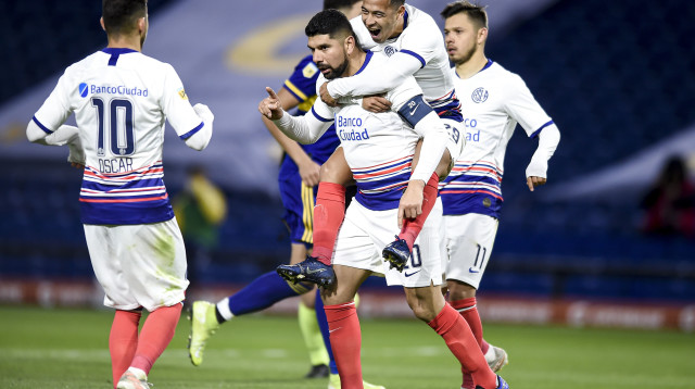 שחקני סן לורנסו חוגגים (צילום: Marcelo Endelli/Getty Images)