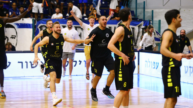 שחקני אליצור נתניה (צילום: לירון מולדובן)