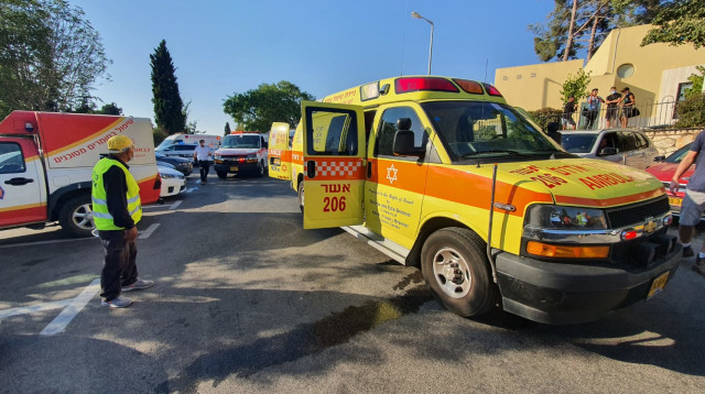 אמבולנס בבריכה במועצה המקומית כפר ורדים (צילום: דור וקנין, תיעוד מבצעי מד"א)