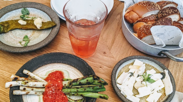 פותחים שולחן במסעדת האחים (צילום: אסנת גואטה)