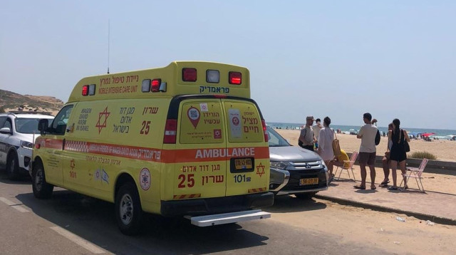 אמבולנס מד"א בחוף פולג בנתניה (צילום: תיעוד מבצעי מד"א)