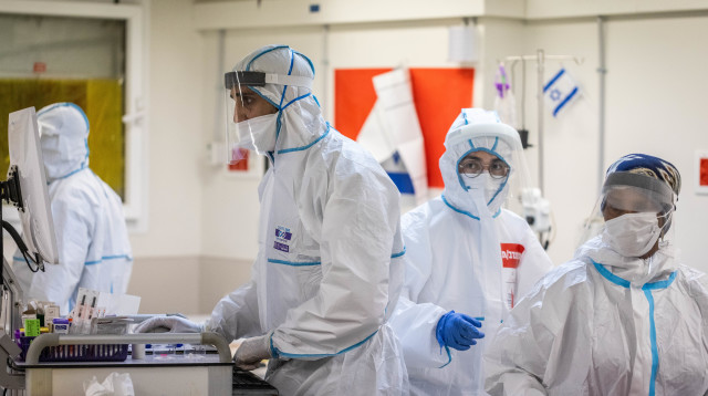 מחלקת קורונה (צילום: יונתן סינדל, פלאש 90)