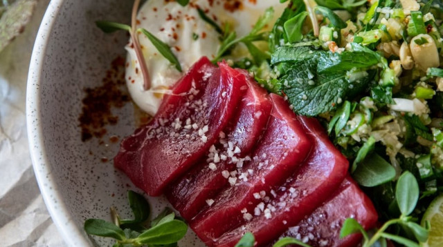 טונה אדומה וסלט בורגול שמעיף את החך. שאראק (צילום: איתן וכסמן)