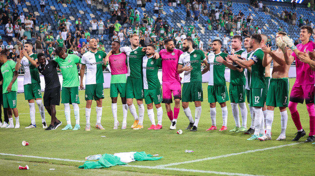 שחקני מכבי חיפה חוגגים (צילום: מאור אלקסלסי)