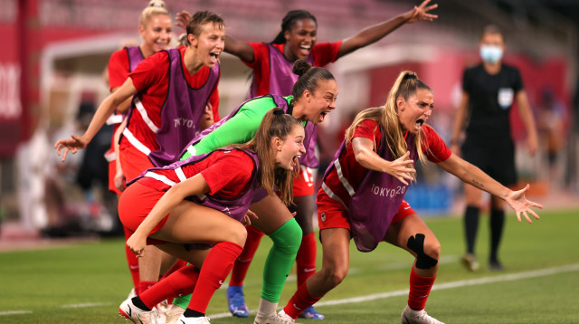 שחקניות נבחרת קנדה חוגגות (צילום: Naomi Baker/Getty Images)