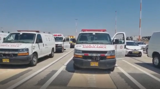 אמבולנסים ממתינים בנתב"ג  (צילום: דוברות מד"א)