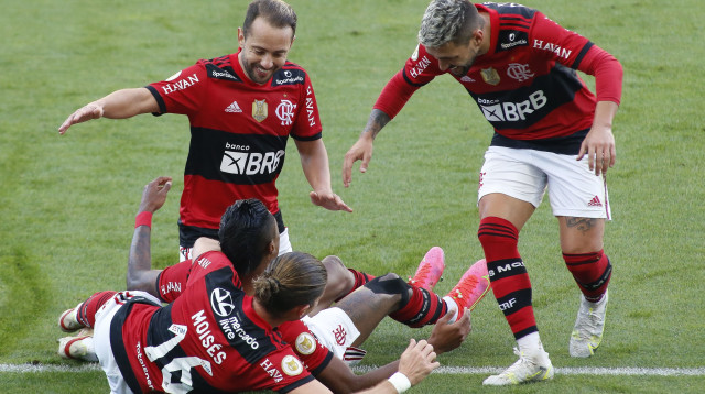 שחקני פלמנגו חוגגים (צילום: Miguel Schincariol/Getty Images)