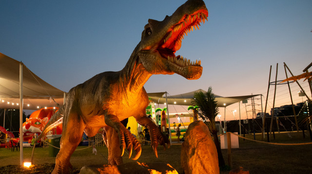 דינוזאורים בגדול טבעי בפארק הדינוזאורים (צילום: באדיבות EGOEAST הפקות)