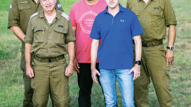 חיילי גולני משחזרים את התמונה שהופיעה בשער מעריב ב-1997 (צילום: יוסי אלוני)