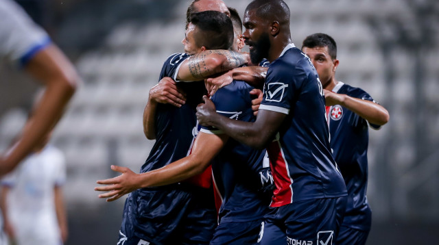 שחקני נוף הגליל חוגגים (צילום: מאור אלקסלסי)