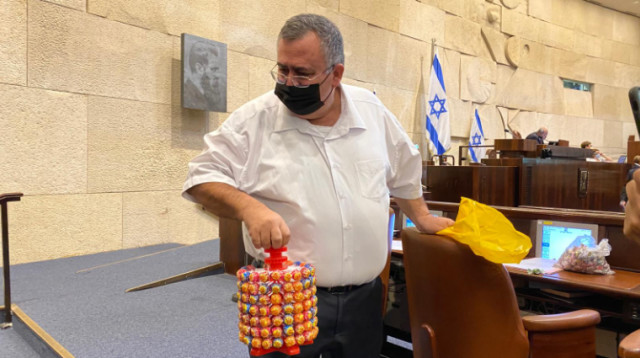 דוד ביטן ממתיק את המליאה (צילום: יקי אדמקר, וואלה!)