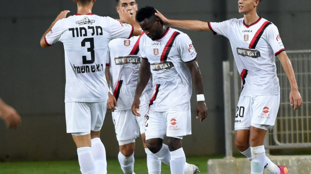 שחקני הפועל ירושלים חוגגים (צילום: ברני ארדוב)