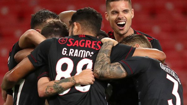 שחקני בנפיקה חוגגים (צילום: Sergei FadeichevTASS via Getty Images)