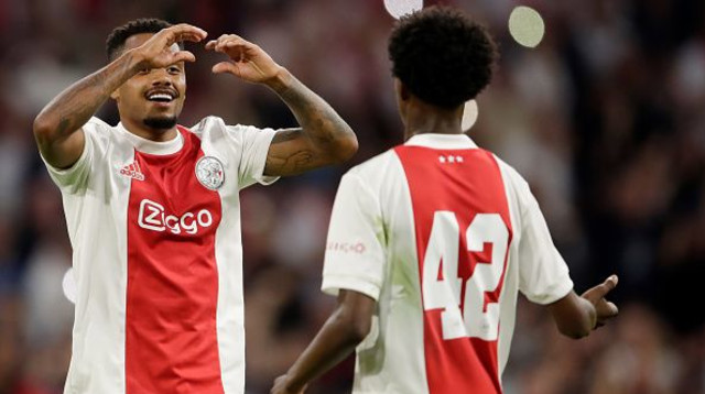 שחקני אייאקס חוגגים (צילום: Rico Brouwer/Soccrates/Getty Images)