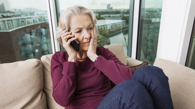אישה משוחחת בטלפון, אילוסטרציה (צילום: ingimage ASAP)
