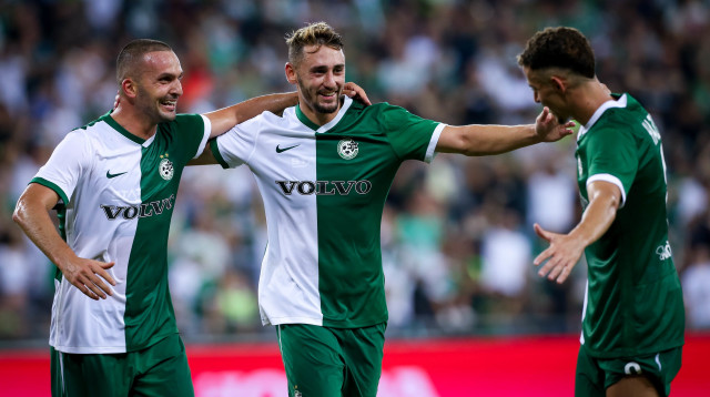 דולב חזיזה, עומר אצילי ובן שהר חוגגים (צילום: מאור אלקסלסי)