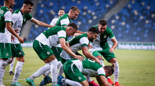 שחקני מכבי חיפה חוגגים (צילום: מאור אלקסלסי)