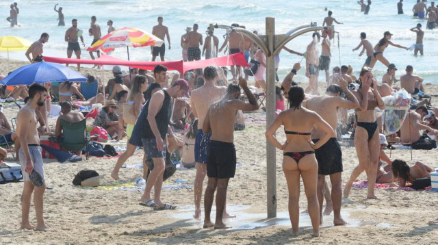 מזג אוויר לוהט בחוף תל אביב (צילום: אבשלום ששוני)