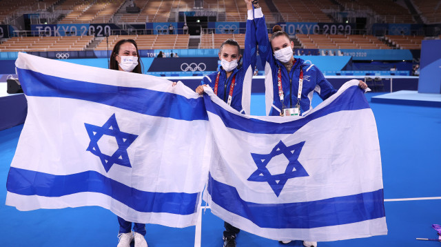 לינוי אשרם חוגגת זכייה בזהב (צילום: Laurence Griffiths/Getty Images)